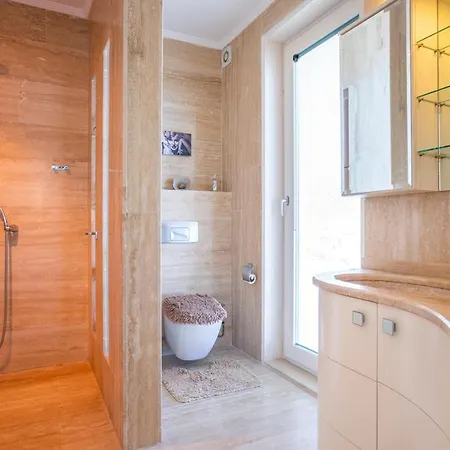 Vila Sleeps 8 Pool Air Con Wifi *