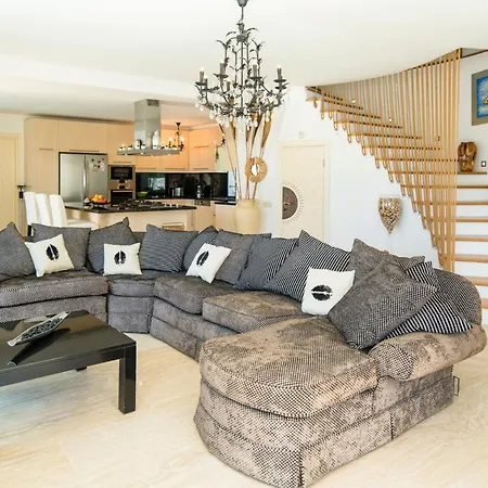 Vila Sleeps 8 Pool Air Con Wifi *