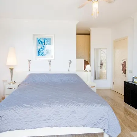 Sleeps 8 Pool Air Con Wifi