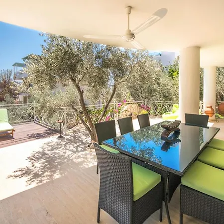 Vila Sleeps 8 Pool Air Con Wifi